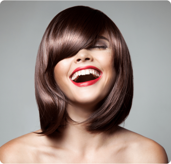 Uśmiechająca się kobieta z brązowymi krótkimi włosami